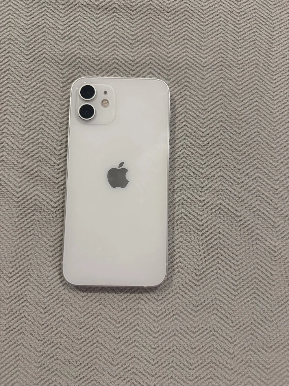 Apple iPhone in White - Sleek Dual-Camera Smartphone